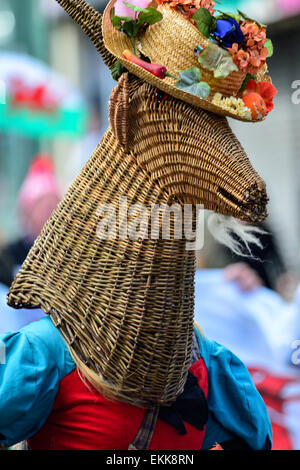 Londonderry, Nordirland. 11. April 2015. Schwenken Sie fest der keltischen Nationen. Armagh Rhymers (Kukeri) führen Sie ihre einzigartige irische mumming beim 44. Pan keltische Nationen Festival in Londonderry (Derry). Bildnachweis: George Sweeney/Alamy Live-Nachrichten Stockfoto