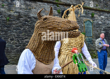 Londonderry, Nordirland. 11. April 2015. Schwenken Sie fest der keltischen Nationen. Armagh Rhymers (Kukeri) führen Sie ihre einzigartige irische mumming beim 44. Pan keltische Nationen Festival in Londonderry (Derry). Bildnachweis: George Sweeney/Alamy Live-Nachrichten Stockfoto