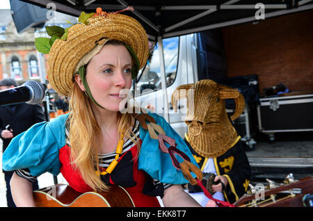 Londonderry, Nordirland. 11. April 2015. Schwenken Sie fest der keltischen Nationen. Armagh Rhymers (Kukeri) führen Sie ihre einzigartige irische mumming beim 44. Pan keltische Nationen Festival in Londonderry (Derry). Bildnachweis: George Sweeney/Alamy Live-Nachrichten Stockfoto