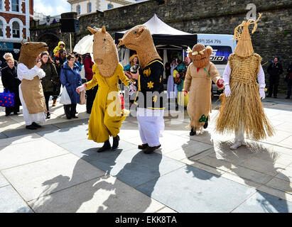 Londonderry, Nordirland. 11. April 2015. Schwenken Sie fest der keltischen Nationen. Armagh Rhymers (Kukeri) führen Sie ihre einzigartige irische mumming beim 44. Pan keltische Nationen Festival in Londonderry (Derry). Bildnachweis: George Sweeney/Alamy Live-Nachrichten Stockfoto