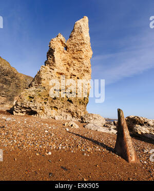 Liddle Stack ein magnesiumhaltiger Kalkstein Feature auf chemische Strand in der Nähe von Seaham Harbour in der Grafschaft Durham Stockfoto