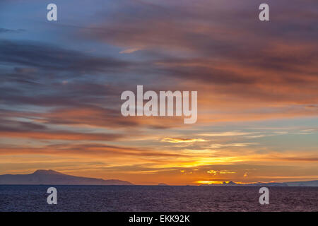 Die Mitternachtssonne über die Eisberge die Drake Passage vor der Küste der antarktischen Halbinsel in der Antarktis. Stockfoto