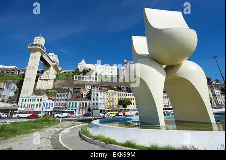 SALVADOR, Brasilien - 12. März 2015: Moderne Skulptur bekannt, lokal als "Bunda" den Blick auf die Skyline der Stadt dominiert. Stockfoto