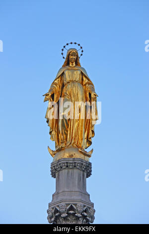 Statue der Heiligen Jungfrau Maria in der Nähe von Kathedrale in Zagreb, Kroatien Stockfoto