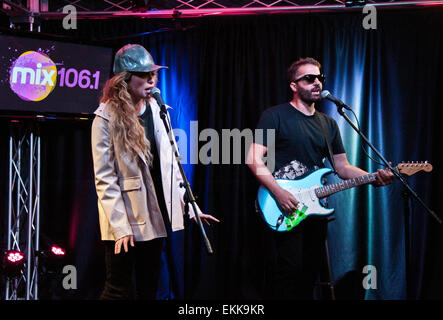 Bala Cynwyd, Pennsylvania, USA. 10. April 2015. (L, R) Katie White und Jules De Martino der britischen Indie-Rock-Duo führen The Ting Tings im Mix 106 Performance Theatre am 10. April 2015 in Bala Cynwyd, Pennsylvania, USA. Bildnachweis: Paul Froggatt/Alamy Live-Nachrichten Stockfoto