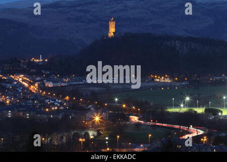 Wallace Monument und Stirling Stadtbild bei Nacht Schottland März 2015 Stockfoto