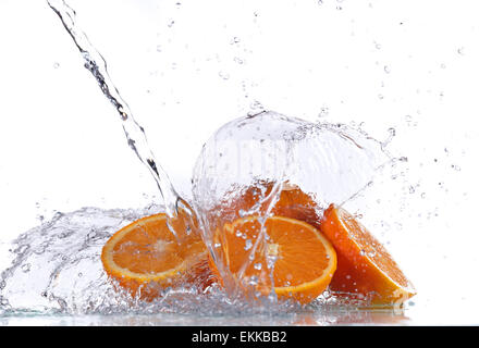 Orangen mit Spritzwasser isoliert auf weiss Stockfoto