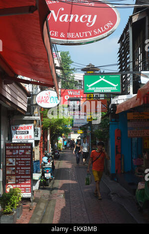 BANGKOK, THAILAND - 28. Oktober 2014: Schilder für Gaststätten und Restaurants konkurrieren um die Aufmerksamkeit in einer Gasse an der Khao San Road. Stockfoto