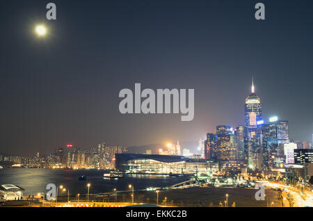 Vollmondnacht am victorial Hafen mit Blick auf Hong Kong Convention and Exhibition Centre Stockfoto