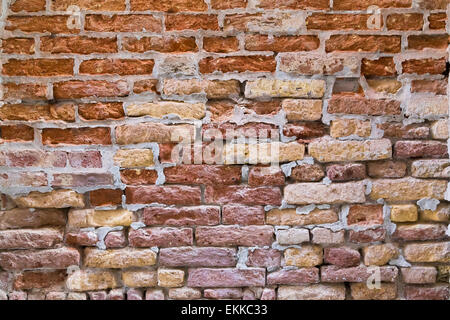 Eine Nahaufnahme, alte Ziegel an der Wand in Venedig. Verschiedene farbige Ziegel können mit alten Zement zwischen ihnen gesehen werden. Stockfoto