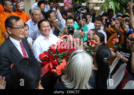 Phnom Penh, Kambodscha. 11. April 2015. Sam Rainsy (1. L), Präsident der Opposition Kambodscha National Rescue Party (CNRP) und sein Stellvertreter Kem Sokha (2. L) präsentieren Blumen befreiten Aktivisten in Phnom Penh, Kambodscha, 11. April 2015. Kambodscha am Samstag befreit 10 Land-Aktivisten, die inhaftiert waren über strafrechtliche Verurteilungen im Zusammenhang mit dem Protest letztes Jahr, nachdem König Norodom Sihamoni ihnen eine königliche Begnadigung auf Antrag des Ministerpräsidenten Hun Sen, eine Opposition Gesetzgeber sagte gewährt. Bildnachweis: Sovannara/Xinhua/Alamy Live-Nachrichten Stockfoto