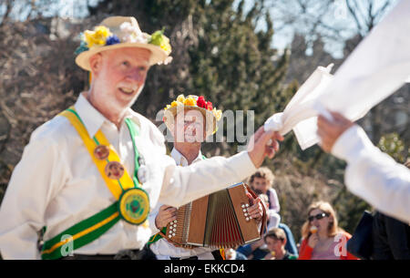 Die Kapelle-En-le-Frith Morris Männer führen ihre Morris Tanz außerhalb Buxton Opera House. Stockfoto