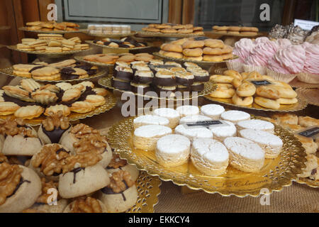 Traditionelle Kuchen auf Anzeige im Fenster der traditionellen Backwaren shop La Colmena in Plaça del Ángel, Barcelona, Katalonien, Spanien Stockfoto