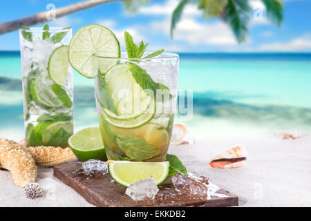 Frischen Mojito trinken am Strand Stockfoto