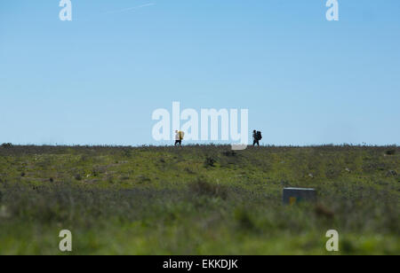 Pilgirims zu Fuß durch die Felder Silber Weg - Via de La Plata - Valdesalor, Cáceres, Extremadura, Spanien Stockfoto