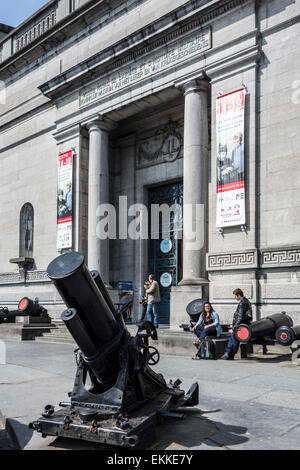 Eingang des Königlichen Museums der Streitkräfte und Militärgeschichte in Brüssel, Belgien Stockfoto