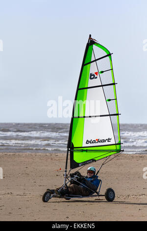Southport, Merseyside, UK. 11. April 2015. Blokarting auf ainsdale Strand   aufgrund ihrer geringen Größe und Wendigkeit, blokarts sind in der Lage, in kleinen Städten gesegelt werden. Sie können schnell zerlegt und in eine Tragetasche, was Ihnen ein hohes Maß an Portabilität verpackt werden. Blokarts haben Hand Lenkung (im Gegensatz zu den meisten anderen Land Yachten) und wenige Segel Anpassungen, die Sie besonders leicht zu Segeln Lernen erfordern. Sie sind für die Freizeit segeln an Stränden in vielen Teilen der Welt benutzt. Stockfoto