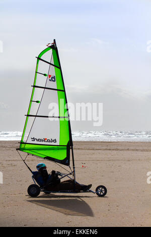 Southport, Merseyside, UK. 11. April 2015. Blokarting auf ainsdale Strand   aufgrund ihrer geringen Größe und Wendigkeit, blokarts sind in der Lage, in kleinen Städten gesegelt werden. Sie können schnell zerlegt und in eine Tragetasche, was Ihnen ein hohes Maß an Portabilität verpackt werden. Blokarts haben Hand Lenkung (im Gegensatz zu den meisten anderen Land Yachten) und wenige Segel Anpassungen, die Sie besonders leicht zu Segeln Lernen erfordern. Sie sind für die Freizeit segeln an Stränden in vielen Teilen der Welt benutzt. Stockfoto