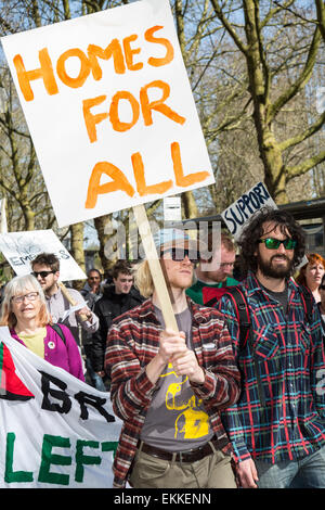 Bristol, UK. 11. April 2015. Ca. 250 Demonstranten fordern Maßnahmen auf regionaler und nationaler Gehäuseausgaben marschieren durch Bristol. Die Aktivisten sagen, dass sie wachsende Obdachlosigkeit, steigende Mieten und Slum-Vermieter in Bristol hervorheben möchten. Bristol, UK. 11. April 2015. © Redorbital Fotografie/Alamy Live-Nachrichten Stockfoto