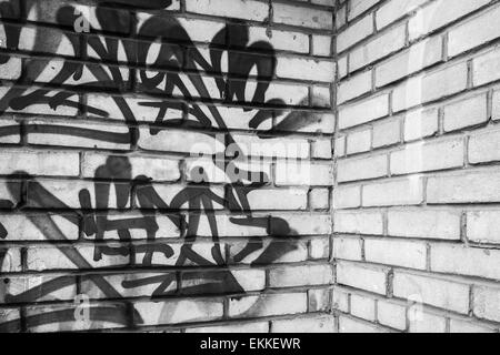 Abstrakten Graffiti Fragment auf graue Mauer, leeren städtischen Innenraum fragment Stockfoto