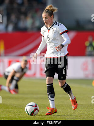 Fürth, Deutschland. 8. April 2015. Deutschlands Anja Mittag abgebildet auf der internationalen Frauen Fußballspiel zwischen Deutschland und Brasilien in Fürth, Deutschland, 8. April 2015. Foto: Thomas Eisenhuth/Dpa - NO-Draht-SERVICE-/ Dpa/Alamy Live News Stockfoto