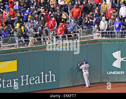 New York Mets linker Feldspieler Michael Cuddyer (23) sieht hilflos wie ein Fly Ball aus die Fledermaus von Washington Nationals erster Basisspieler Ryan Zimmerman, nicht abgebildet, landet in der Menge für einen 2-Run Home Run im ersten Inning am Nationals Park in Washington, DC auf Mittwoch, 8. April 2015. Bildnachweis: Ron Sachs/CNP (Einschränkung: NO New York oder New Jersey Zeitungen oder Zeitschriften in einem Umkreis von 75 Meilen von New York City) - NO-Draht-Dienst - Stockfoto