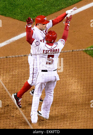 Washington Nationals erster Basisspieler Ryan Zimmerman (11) ist durch Dritte Baseman Yunel Escobar (5) nach dem Anschluss für einen 2-Run Home Run im ersten Inning gegen die New York Mets im Nationals Park in Washington, DC auf Mittwoch, 8. April 2015 gratulierte. Bildnachweis: Ron Sachs/CNP (Einschränkung: NO New York oder New Jersey Zeitungen oder Zeitschriften in einem Umkreis von 75 Meilen von New York City) - NO-Draht-Dienst - Stockfoto