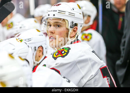 Chicago Blackhawks center Jonathan Toews (19) während der NHL-Spiel zwischen den Chicago Blackhawks und die Carolina Hurricanes in der PNC-Arena. Die Blackhawks besiegt den Carolina Hurricanes 3-1. Stockfoto