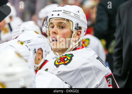 Chicago Blackhawks center Jonathan Toews (19) während der NHL-Spiel zwischen den Chicago Blackhawks und die Carolina Hurricanes in der PNC-Arena. Die Blackhawks besiegt den Carolina Hurricanes 3-1. Stockfoto