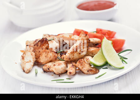 Gekochtes Hühnerfleisch in Scheiben Fleisch mit Gemüse auf weißen Teller, geringe Schärfentiefe Stockfoto