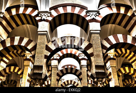 Zwei berühmte gefärbt Arcade in der Moschee von Cordoba, Andalusien, Spanien Stockfoto