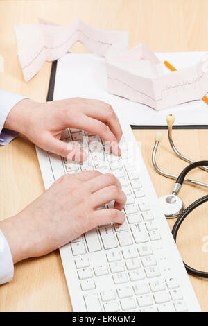 Medic-Werke auf weiße PC-Tastatur Nahaufnahme Stockfoto