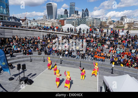 Die Vaisakhi (Sikh Neujahr) Festival feiern in der City Hall und The Scoop in London, England, Vereinigtes Königreich Großbritannien Stockfoto