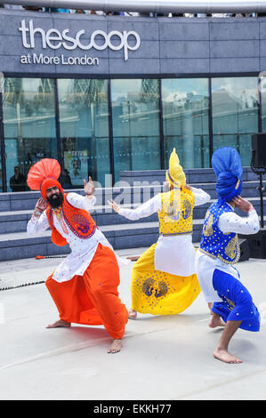 Die Vaisakhi (Sikh Neujahr) Festival feiern in der City Hall und The Scoop in London, England, Vereinigtes Königreich Großbritannien Stockfoto