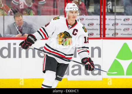 Chicago Blackhawks center Jonathan Toews (19) während der NHL-Spiel zwischen den Chicago Blackhawks und die Carolina Hurricanes in der PNC-Arena. Die Blackhawks besiegt den Carolina Hurricanes 3-1. Stockfoto