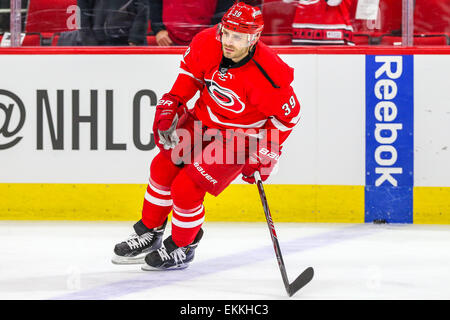 Carolina Hurricanes rechten Flügel Patrick Dwyer (39) während des NHL-Spiels zwischen den Chicago Blackhawks und die Carolina Hurricanes in der PNC-Arena. Die Blackhawks besiegt den Carolina Hurricanes 3-1. Stockfoto