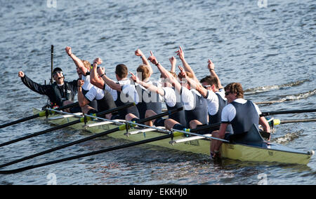 London, UK. 11. April 2015.   Oxford University Herren feiern ihren Sieg. Bildnachweis: Stephen Bartholomäus/Alamy Live-Nachrichten Stockfoto