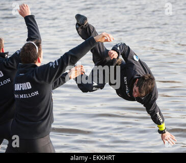 London, UK, 11. April 2015. Nach dem Oxford-Sieg in der Regatta von BNY Mellon ist Oxford Cox William Hakim ins Wasser geworfen. Bildnachweis: Stephen Bartholomäus/Alamy Live-Nachrichten Stockfoto