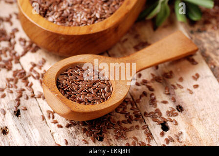 Leinsamen in Holzlöffel Stockfoto