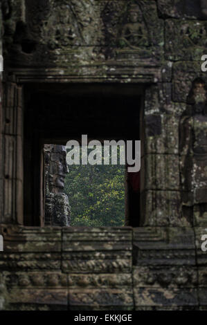 Der Bayon auffälligste Merkmal ist die Vielzahl von heiter und massiven steinernen Gesichter auf den vielen Türmen. Stockfoto