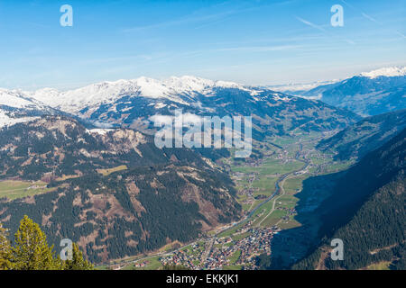 Ansicht von Mayrhofen im Zillertal aus Ahorn Berg Stockfoto