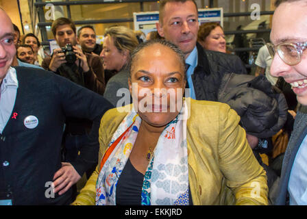 Paris, Frankreich. LGBT-Messe, „Prin-temps des Associations“, mit Christiane Taubira, französischer Politikerin, die sich mit NG.O.-Besuchern trifft, weibliche Politikerinnen Stockfoto