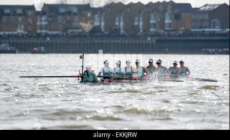 London, UK. 11. April 2015. Cambridge University Women blau Boot während der Newton Womens Boat Race. CUWBC [Bow] Hannah Evans, [#2] Ashton braun, [#3] Caroline Reid, [#4] Claire Watkins, [#5] Melissa Wilson, [#6] Holly Hill, [#7] Daphne Martschenko, [Schlaganfall] Fanny Belais [Cox] Rosemary Ostfeld. Bildnachweis: Stephen Bartholomäus/Alamy Live-Nachrichten Stockfoto