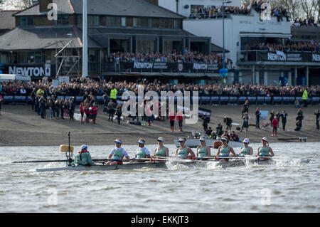 London, UK. 11. April 2015. Cambridge Universität Frauen blaue Boot am Anfang von Newton Womens Boat Race. CUWBC [Bow] Hannah Evans, [#2] Ashton braun, [#3] Caroline Reid, [#4] Claire Watkins, [#5] Melissa Wilson, [#6] Holly Hill, [#7] Daphne Martschenko, [Schlaganfall] Fanny Belais [Cox] Rosemary Ostfeld. Bildnachweis: Stephen Bartholomäus/Alamy Live-Nachrichten Stockfoto