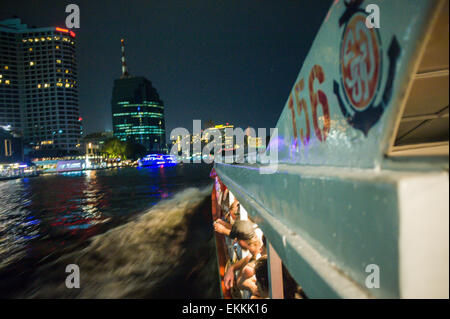 Eine lokale Spezialität ist der Chao Praya Fluss express Halt an allen Bangkoks Highlights. Stockfoto