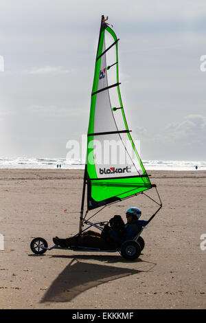 Southport, Merseyside, UK. 11. April 2015. Blokarting auf ainsdale Strand   aufgrund ihrer geringen Größe und Wendigkeit, blokarts sind in der Lage, in kleinen Städten gesegelt werden. Sie können schnell zerlegt und in eine Tragetasche, was Ihnen ein hohes Maß an Portabilität verpackt werden. Blokarts haben Hand Lenkung (im Gegensatz zu den meisten anderen Land Yachten) und wenige Segel Anpassungen, die Sie besonders leicht zu Segeln Lernen erfordern. Sie sind für die Freizeit segeln an Stränden in vielen Teilen der Welt benutzt. Stockfoto