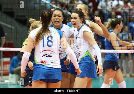 Sopot, Polen. 11. April 2015. 2015 CEV Volleyball Frauen-Pokal - Endspiel zwischen Atom Trefl Sopot (Polen) und Dinamo Krasnodar (Russland) in der ERGO Arena Sport Hall in Sopot. Polnische Team reagieren während dem Spiel Credit: Michal Fludra/Alamy Live News Stockfoto