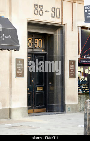 LONDON, UK - APRIL 11: Hatton Garden Safe Deposit Eingangstür. 11. April 2015 in London. Das Unternehmen, von lokalen Diamant verwendet eine Stockfoto