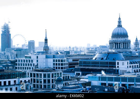 Ein Blick auf die Skyline von London, darunter St. Pauls Cathedral und das London Eye, entnommen aus der City of London Stockfoto