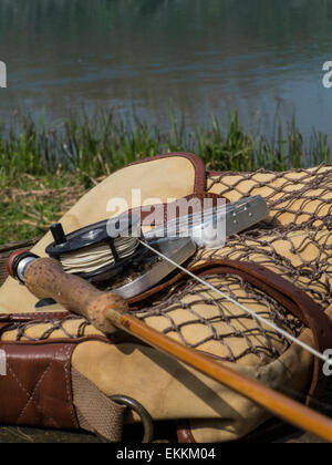 Traditionellen alten Vintage fly Fishing Tackle mit dem Fluss im